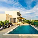 New Lana With Pool, Sauna And Whirlpool Vodnjan