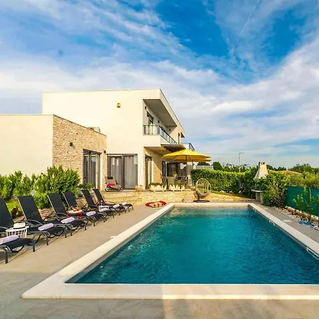 New Lana With Pool, Sauna And Whirlpool Vodnjan