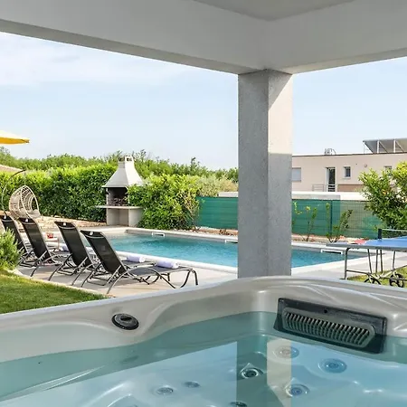 Villa New Lana With Pool, Sauna And Whirlpool
